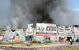 Pożar hali targowej przy ulicy Marywilskiej w Warszawie. 12 maja 2024 r. // fot. Paweł Wodzyński / East News